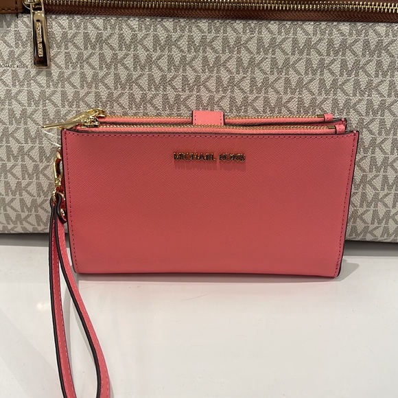 MICHAEL KORS LARGE DOUBLE ZIP WRISTLET WALLET PHONE CASE CLUTCH
Tea Rose NWT - Picture 6 of 16